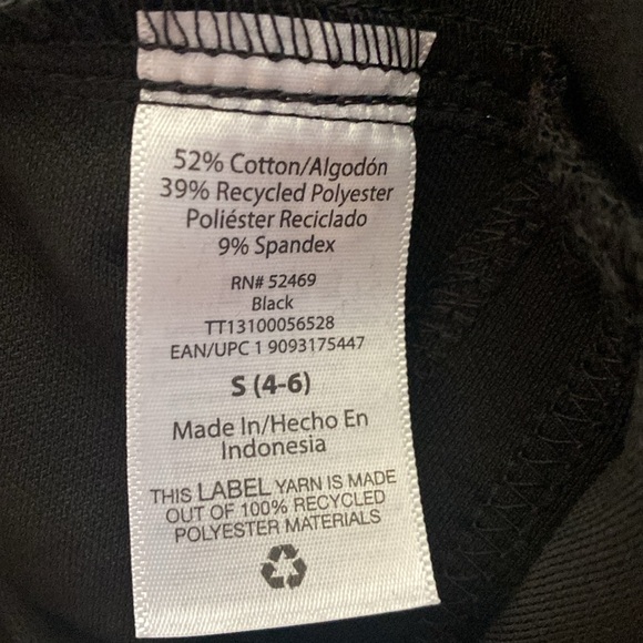 Time and Tru fitted strech capri in small size and black color - Picture 8 of 8